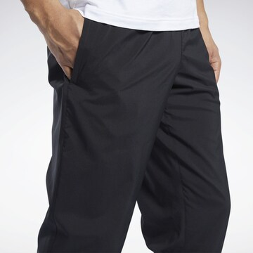 Tapered Pantaloni sportivi di Reebok in nero