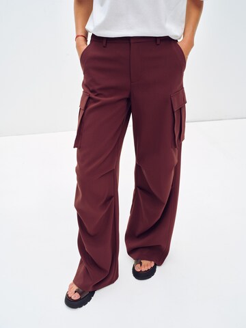 Loosefit Pantaloni cargo 'Dakota' di ABOUT YOU x Toni Garrn in rosso: frontale