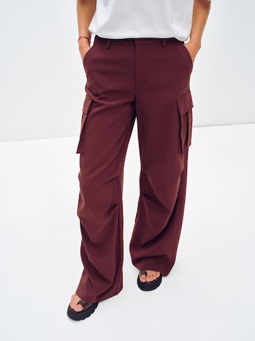 Loosefit Pantalon cargo 'Dakota' ABOUT YOU x Toni Garrn en rouge : devant