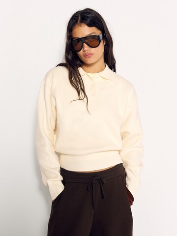Bershka Sweater in White: front