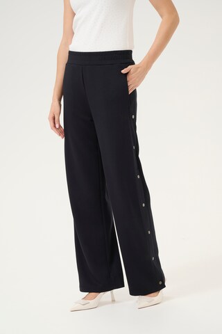 CULTURE Loose fit Trousers in Black: front