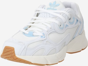 ADIDAS ORIGINALS Sneakers low 'ASTIR' i hvit: forside