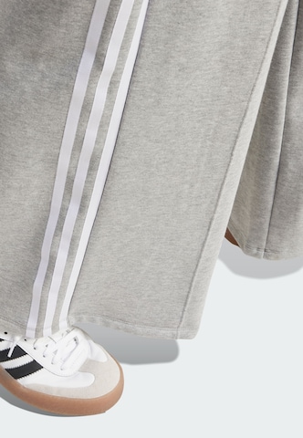 ADIDAS ORIGINALSWide Leg/ Široke nogavice Hlače - siva boja
