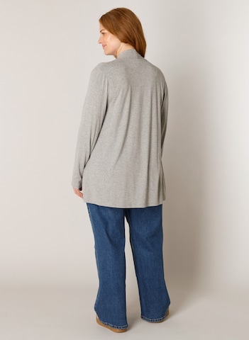 BASE LEVEL CURVY Strickjacke in Grau