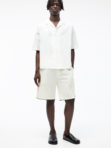 Fit confort Chemise Pull&Bear en blanc