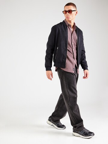Dockers - Ajuste estrecho Camisa en rojo