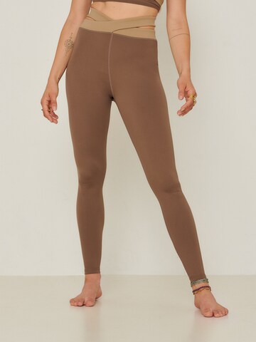 Skinny Leggings 'Alea' ABOUT YOU x Sofia Tsakiridou en marron