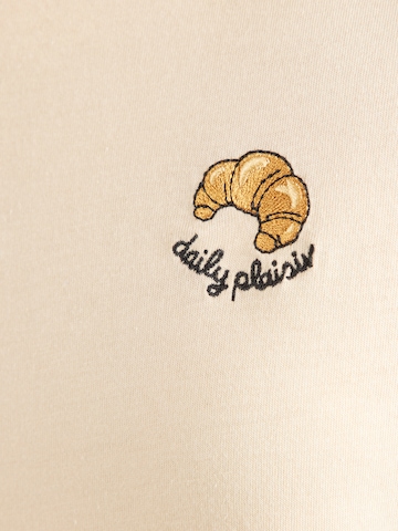 Tricou 'Daily Plaisir' de la Iriedaily pe bej