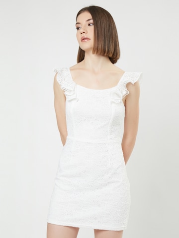 Influencer Dress in White: front