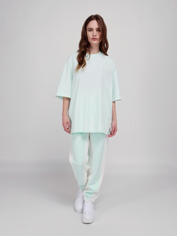 LYCATI exclusive for ABOUT YOU Shirt 'Vanilla Saturn' in Blauw