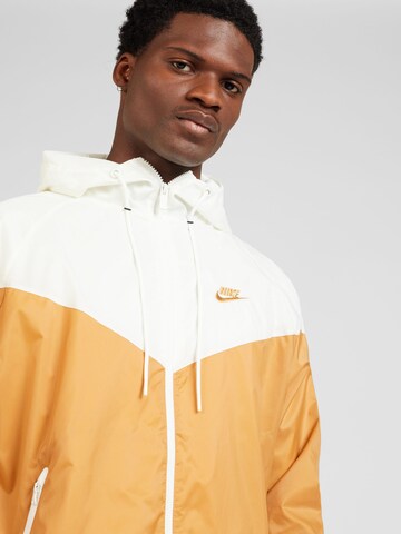 Nike SportswearPrijelazna jakna 'Heritage Essentials' - smeđa boja