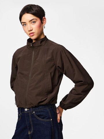 Giacca di mezza stagione 'PCJabina' di PIECES in marrone