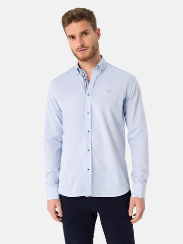 Coupe regular Chemise Jacey Quinn en bleu : devant