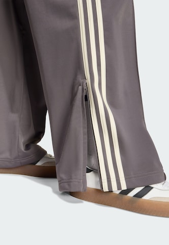 ADIDAS ORIGINALS - Loosefit Pantalón deportivo 'Firebird' en marrón