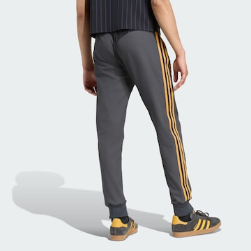 Effilé Pantalon 'Manchester United Terrace Icons' ADIDAS ORIGINALS en noir