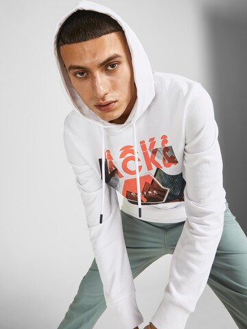 JACK & JONES Суичър 'CALEB' в бяло