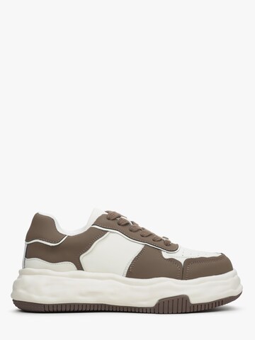 Estro Sneakers laag '3002' in Bruin: voorkant