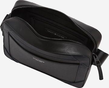 TOMMY HILFIGER Umhängetasche in Schwarz