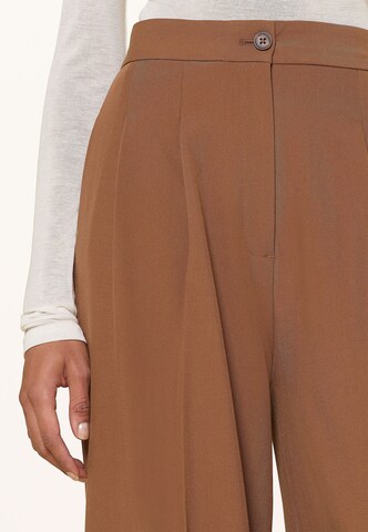 darling harbour Regular Pleat-Front Pants in Brown: front