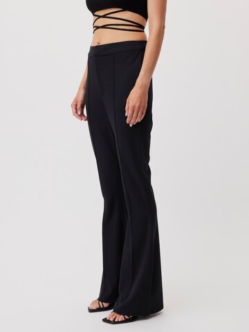 Flared Pantaloni con piega frontale 'Hildegard Tall' di LeGer by Lena Gercke in nero