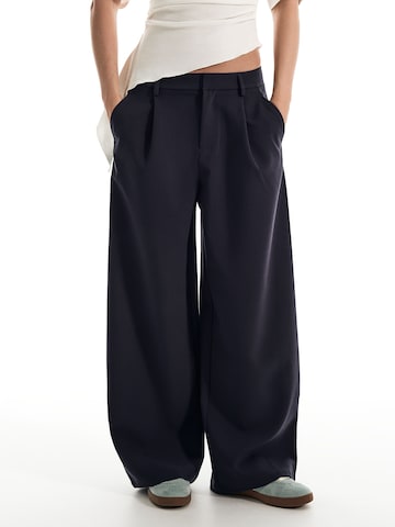 Bershka Baggy Pleat-front trousers in Blue: front