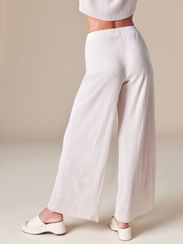 ABOUT YOU x Laura Giurcanu - Pierna ancha Pantalón 'Asmin' en beige