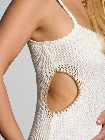 florence by mills exclusive for ABOUT YOU Трикотажное платье в Белый