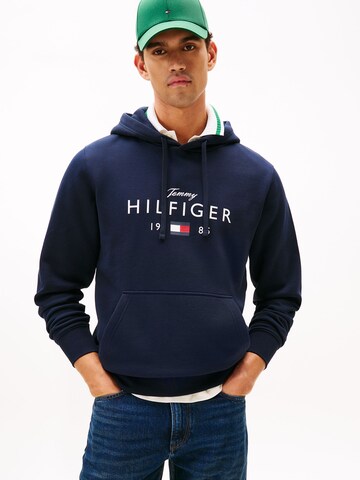TOMMY HILFIGER Mikina 'BRAND LOVE' – modrá: přední strana