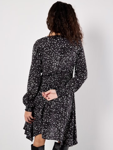 Robe Apricot en gris