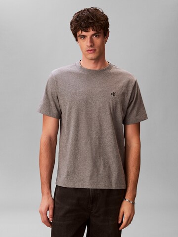 T-Shirt Calvin Klein Jeans en gris : devant