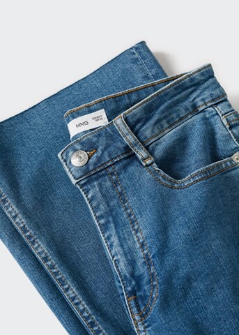 MANGO Flared Jeans i blå