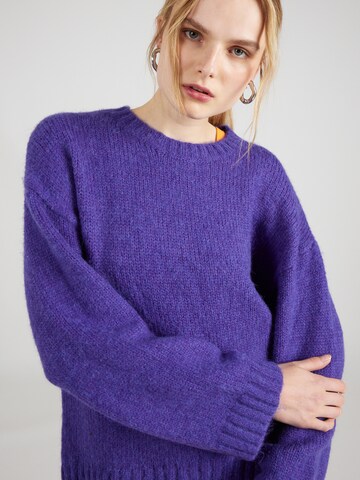 Monki Sweter w kolorze fioletowy