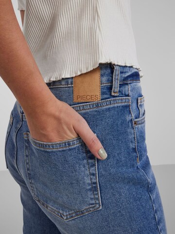 Coupe slim Jean 'Delly' PIECES en bleu