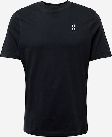 On T-shirt i svart: framsida