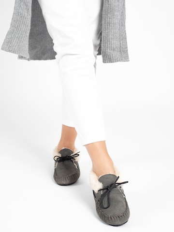 Mocassin 'Chrissy' Minnetonka en gris : devant