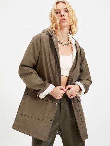 Parka de primăvară-toamnă de la Trendyol pe verde