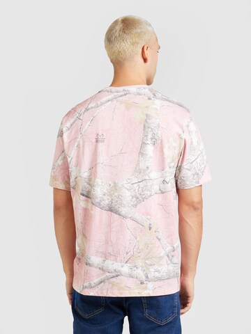 GUESS Originals T-Shirt 'GO REALTREE' in Pink