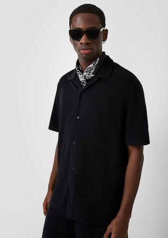 QS Regular fit Button Up Shirt in Black: front