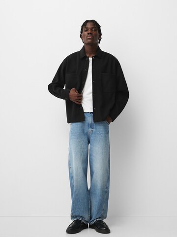 Comfort fit Camicia di Bershka in nero