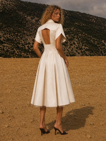 Robe 'Off-White Satin Backless Midi Dress' BIBI SAKALIEVA en blanc