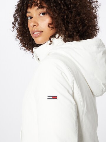 Veste mi-saison Tommy Jeans en blanc