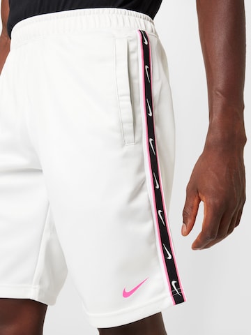 Nike Sportswear Avar lõige Püksid 'REPEAT', värv valge