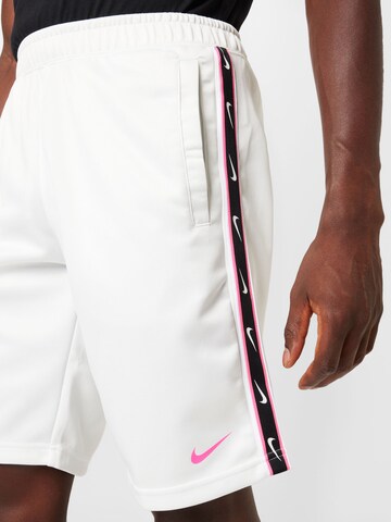 Nike Sportswear Lużny krój Spodnie 'REPEAT' w kolorze biały