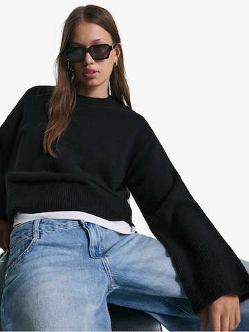 Bershka Sweater in Black: front