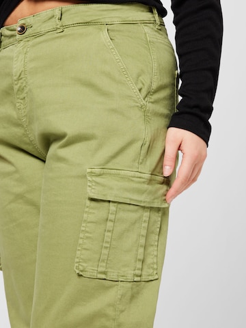 Regular Pantaloni eleganți 'SAFAI' de la ONLY Curve pe verde