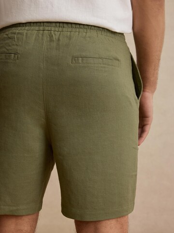 DAN FOX APPAREL Normalny krój Spodnie 'Maddox' w kolorze zielony