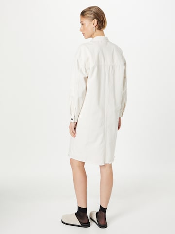 QS - Vestido camisero en blanco