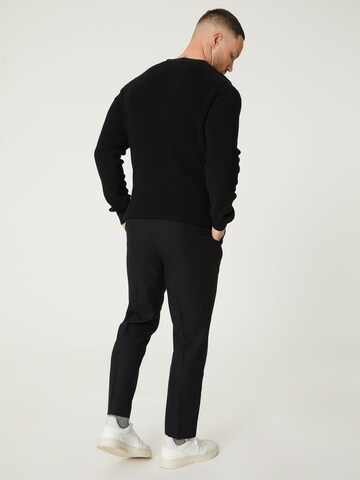 DAN FOX APPAREL Tapered Pleated Pants 'Ediz' in Black