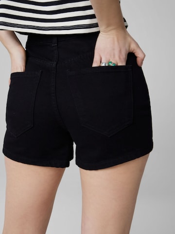 A LOT LESS Regular Shorts 'Sonja' in Schwarz