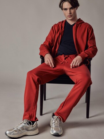 OWN Off With Nature Regular Broek 'Joggers Dritti' in Rood